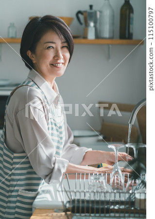 Washing Dishes, female, females 115100797