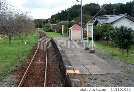 The Yuri Kogen Railway train runs through the countryside where rice harvesting has begun. 115101022