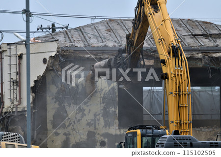 拆除現場：大型重型機械拆除廠現場 115102505