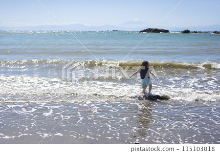 女孩在沙灘上玩 115103018