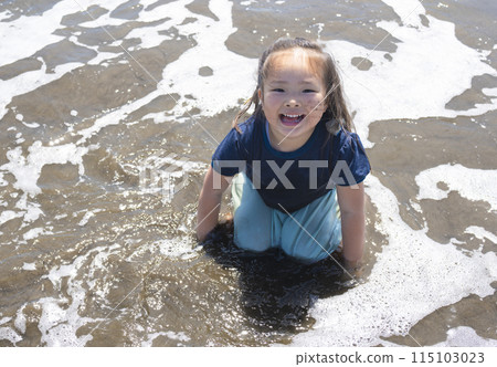 女孩在沙灘上玩 115103023