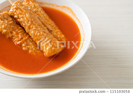 Omuk - Korean fish cake skewer in Korean spicy soup 115103058