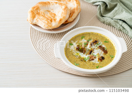 Afghani chicken in green masala curry or Hariyali tikka chicken hara masala with roti or naan bread 115103498