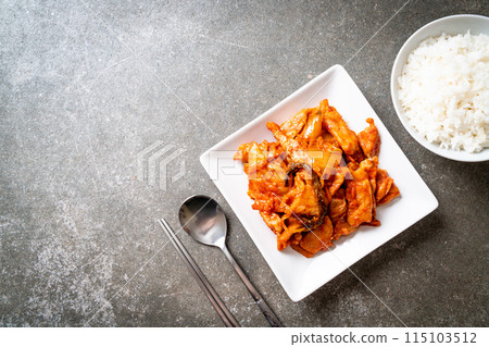 stir-fried pork with kimchi 115103512