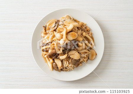 Stir fried mixed mushroom with oyster sauce 115103925