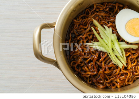 Korean Instant Noodle with Black Bean Sauce (Jajangmyeon or JJajangmyeon) 115104086