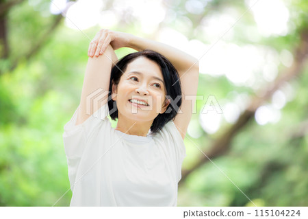 中年婦女伸展運動 115104224