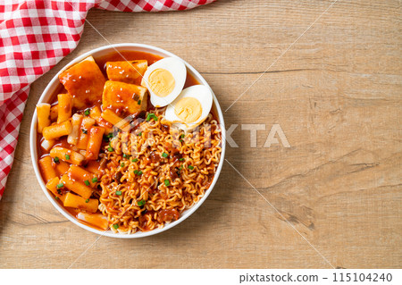 Korean instant noodles with Korean rice cake and fish cake and boiled egg 115104240