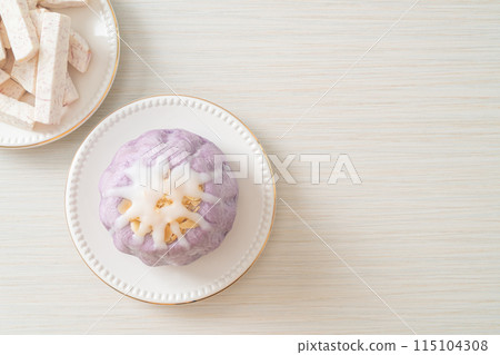taro bun with white sugar cream and nut 115104308
