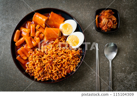 Korean instant noodles with Korean rice cake and fish cake and boiled egg 115104309