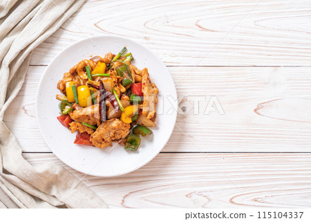 Stir-Fried Chicken with Cashew Nuts 115104337