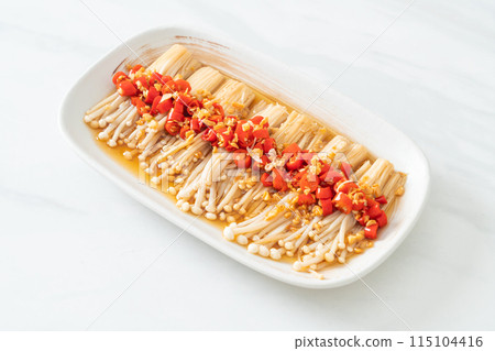 steamed golden needle mushroom or enokitake with soy sauce, chilli and garlic 115104416