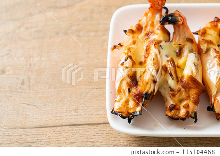 grilled river prawns or shrimps with cheese 115104468