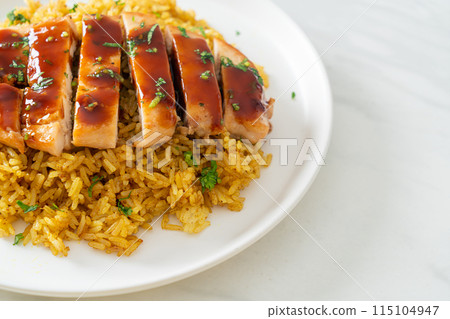 grilled sweet and chilli chicken with curry rice 115104947