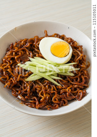 Korean Instant Noodle with Black Bean Sauce (Jajangmyeon or JJajangmyeon) 115105011