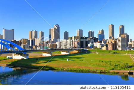 [神奈川縣] 晴天時的武藏小杉高層公寓與丸子橋 115105411