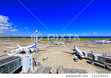 [Tokyo] Runway C at Haneda Airport on a clear day (Terminal 2 Observation Deck) 115105441