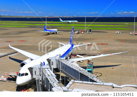 [Tokyo] Runway C at Haneda Airport on a clear day (Terminal 2 Observation Deck) 115105451