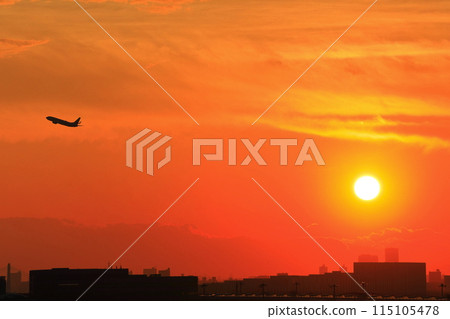 【東京】日落與客機（羽田機場第一航廈展望台） 115105478