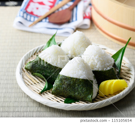 烤海藻包著的飯糰和傳統酸梅子在榻榻米上吃 烤海藻包著的飯糰和傳統酸梅子在榻榻米上吃 115105654