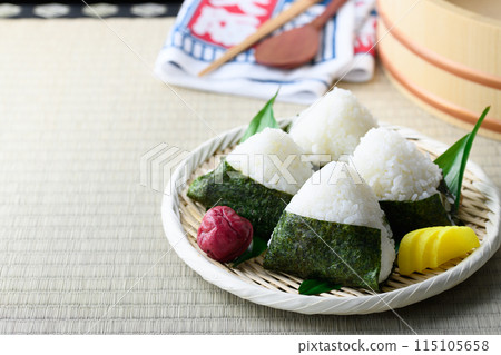 烤海藻包著的飯糰和傳統酸梅子在榻榻米上吃 115105658