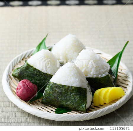 烤海藻包著的飯糰和傳統酸梅子在榻榻米上吃 烤海藻包著的飯糰和傳統酸梅子在榻榻米上吃 115105671