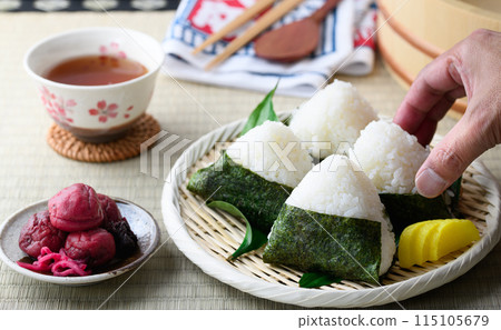 烤海藻包著的飯糰和傳統酸梅子在榻榻米上吃 烤海藻包著的飯糰和傳統酸梅子在榻榻米上吃 115105679