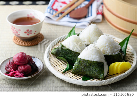 烤海藻包著的飯糰和傳統酸梅子在榻榻米上吃 烤海藻包著的飯糰和傳統酸梅子在榻榻米上吃 115105680