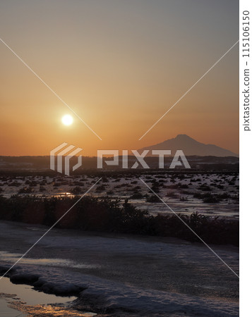 從佐呂別原始花園欣賞冬季利尻山的夕陽 從佐呂別原始花園欣賞冬季利尻山的夕陽 115106150