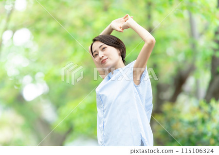 女人伸展深呼吸運動新鮮綠色 115106324