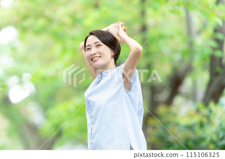 女人伸展深呼吸運動新鮮綠色 115106325