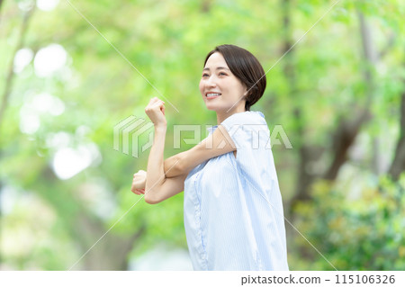 女人伸展深呼吸運動新鮮綠色 115106326