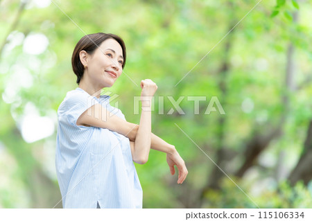 女人伸展深呼吸運動新鮮綠色 115106334