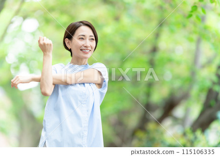 女人伸展深呼吸運動新鮮綠色 115106335