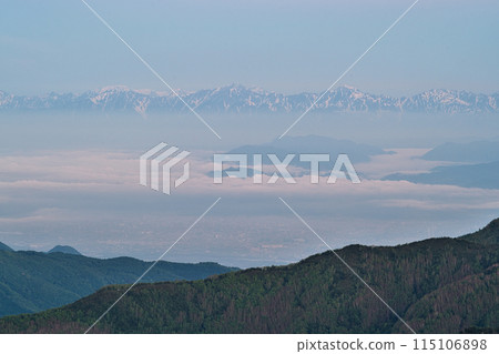 從志賀高原眺望黎明時分的北阿爾卑斯山和雲海 115106898