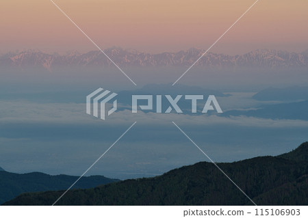 從志賀高原眺望黎明時分的北阿爾卑斯山和雲海 115106903