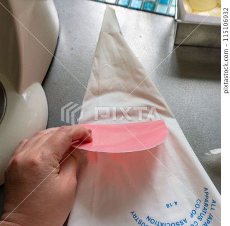 Rubbing the piping bag with a card 115106932