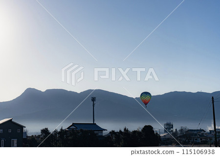 Hot air balloon flying over the countryside (sideways) Hot air balloon flying over the countryside (sideways) 115106938