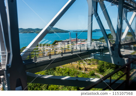 從日本瀨戶大橋線列車內看到的海景 從日本瀨戶大橋線列車內看到的海景 115107568