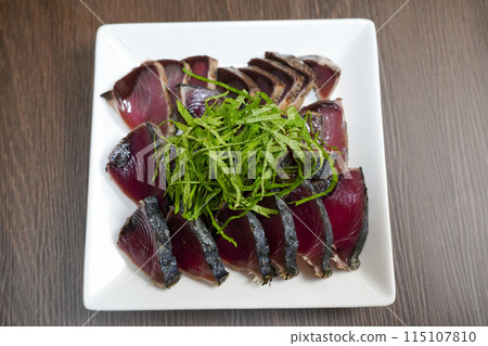 Delicious seared bonito 115107810