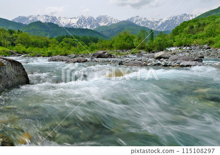春天的白馬村 白馬大橋的河床 從北阿爾卑斯山流淌而來的新綠松川 115108297
