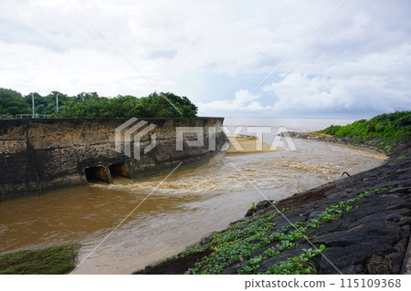 Environmental pollution: Heavy rains pollute rivers 115109368