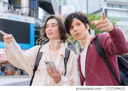 Foreign tourist couple traveling in Tokyo (inbound) 115109423