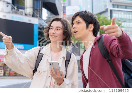 在東京旅遊的外國遊客夫婦（入境） 115109425