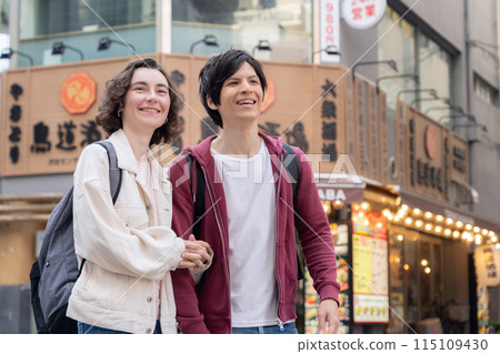 在東京旅遊的外國遊客夫婦（入境） 115109430