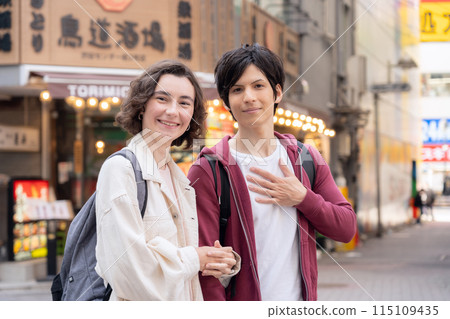 Foreign tourist couple traveling in Tokyo (inbound) 115109435