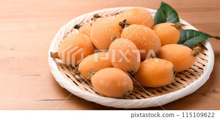 Taste of early summer: Loquat (Kagawa Prefecture) Daiyakuoju wood grain background 115109622