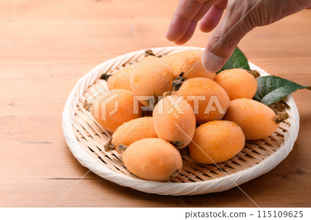 Taste of early summer: Loquat (Kagawa Prefecture) Daiyakuoju wood grain background 115109625