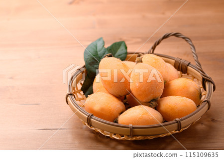 Taste of early summer: Loquat (Kagawa Prefecture) Daiyakuoju wood grain background 115109635