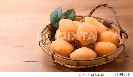Taste of early summer: Loquat (Kagawa Prefecture) Daiyakuoju wood grain background 115109636